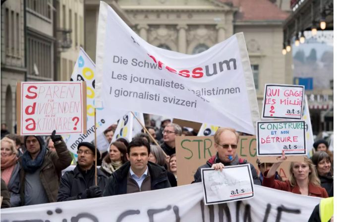 Nationalrat Matthias Aebischer, Mitte, und Medienschaffende der Schweizerischen Depeschenagentur SDA (ATS) sowie Gewerkschaftsvertreter demonstrieren gegen den geplanten Stellenabbau, am Dienstag, 30. Januar 2018, in Bern. Aebischer Demonstration Journalismus