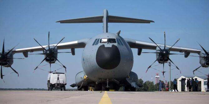 Ein Airbus A400M steht während einer Präsention der Bundeswehr auf dem militärischen Teil des Flughafens Tegel.