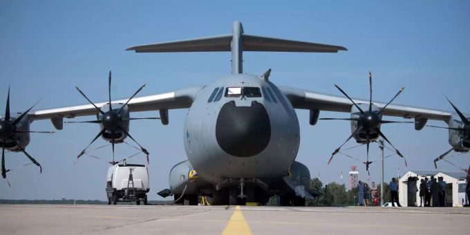 Ein Airbus A400M steht während einer Präsention der Bundeswehr auf dem militärischen Teil eines Flughafens. Ein Airbus A400M steht während einer Präsention der Bundeswehr auf dem militärischen Teil des Flughafens Tegel.