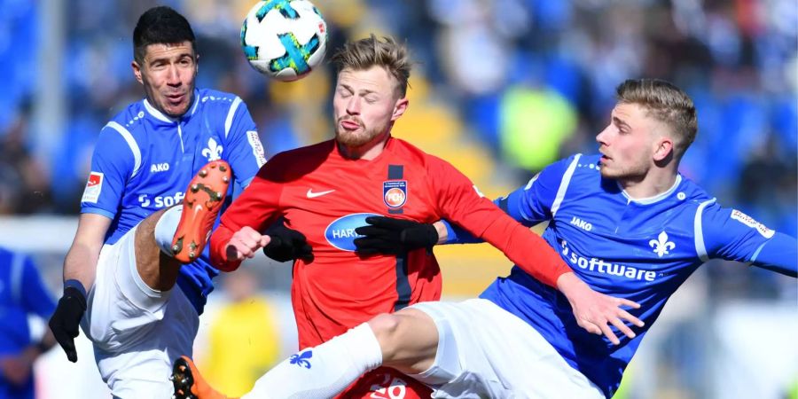 Die schnellste rote Karte in der Geschichte der deutschen Bundesliga geht an Marcel Titsch-Rivero. Nur 43 Sekunden nach seiner Einwechslung musste er den Platz wieder verlassen. Es war der einzige Einsatz in der ersten Bundesliga für den heutigen Heidenheim-Spieler (zweite Bundesliga).