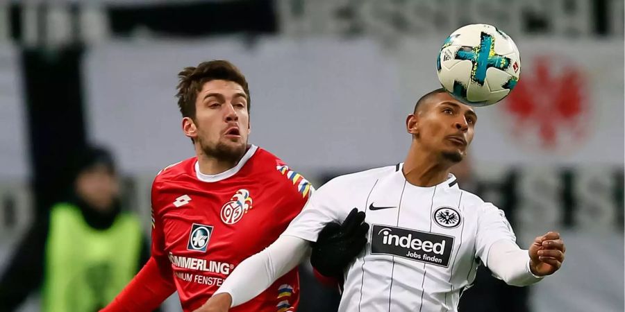 Frankfurt (rechts, Sebastien Haller) steht im Pokal-Halbfinal.