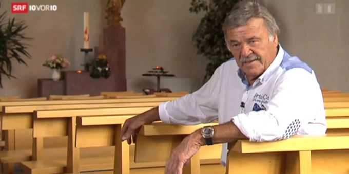 Hausi Leutenegger ist regelmässiger Kirchgänger, wie er im SRF zeigte. Hausi Leutenegger ist regelmässiger Kirchgänger, wie er im SRF zeigte.