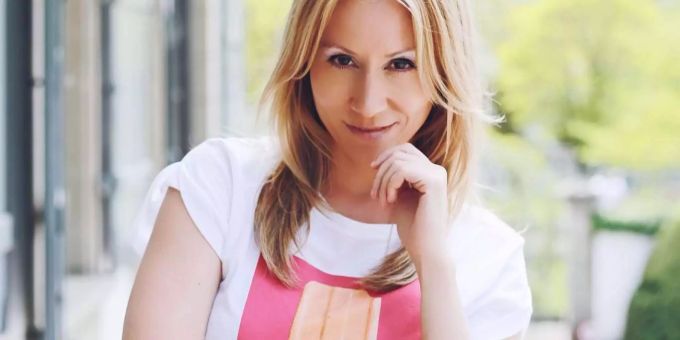 Sara Bachmann lächelt in die Kamera. Sara Bachmann lächelt in die Kamera.