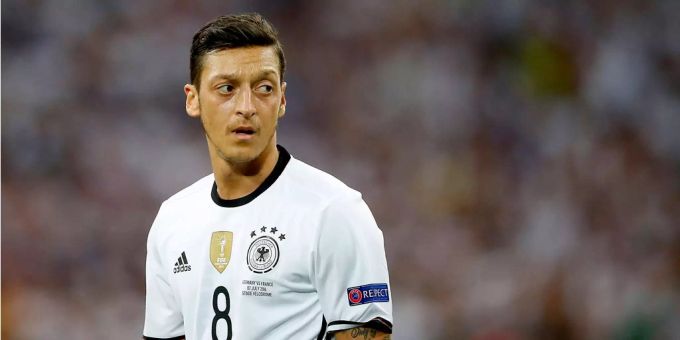 Özils Rücktritt aus der Nationalmannschaft entfachte eine Rassismusdebatte in Deutschland. Özils Rücktritt aus der Nationalmannschaft entfachte eine Rassismusdebatte in Deutschland.