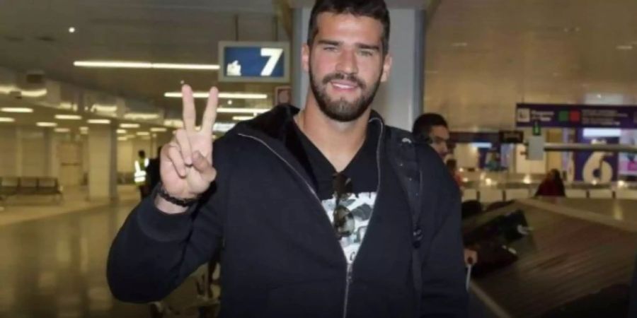 Alisson Becker am Flughafen von Rom.