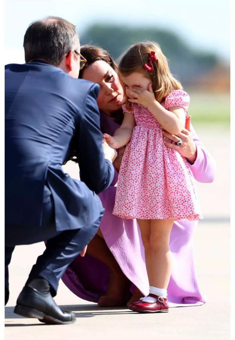 Mutter sein ist nicht immer einfach: Hier muss Kate Töchterchen Charlotte trösten.