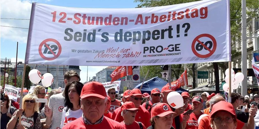 In Wien wird gegen den 12-Stunden-Arbeitstag demonstriert.