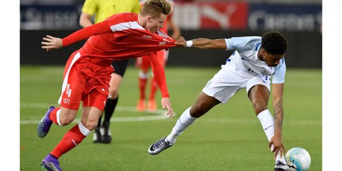 Zweikampfstärke deluxe: Ohne Leibchenreissen hätte Englands Chuba Akpom gegen Nico Elvedi keine Chance gehabt Zweikampfstärke deluxe: Ohne Leibchenreissen hätte Englands Chuba Akpom gegen Nico Elvedi keine Chance gehabt