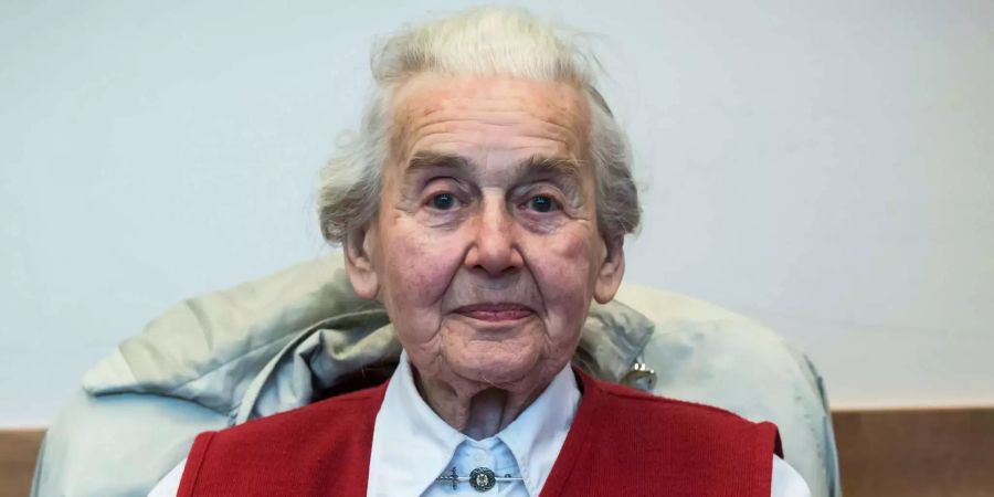 Die wegen Volksverhetzung angeklagte Ursula Haverbeck sitzt im Verhandlungssaal im Landgericht.