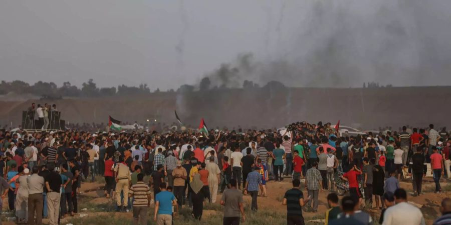 Demonstranten nehmen an einem Protest an der Grenze zu Israel teil.