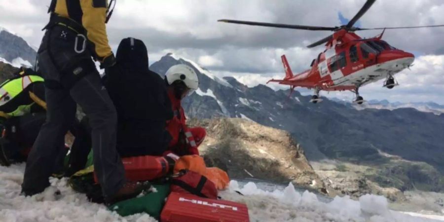 Landung des Rega-Helikopters am 1. August nach einer Rettung aus der Gletscherspalte am Piz Palü.