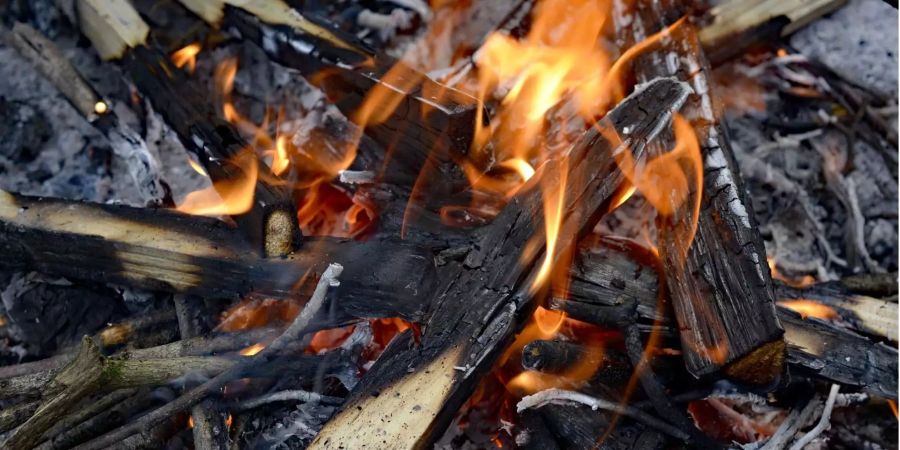 Nach dem Tessin und Graubünden hat nun auch der Kanton Wallis ein Feuerverbot erlassen.