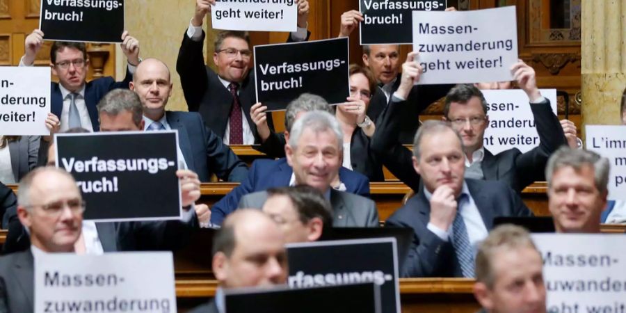 Die SVP ist mit der Umsetzung der Masseneinwanderungsinitative nicht zufrieden. Die Partei protestierte vergangenen Dezember lauthals im Parlament.