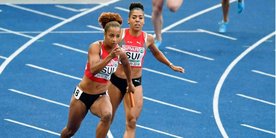 Mujinga Kambundji übergibt den Stab an Salome Kora im Vorlauf der 4x100-Meter-Staffel an der EM in Berlin.