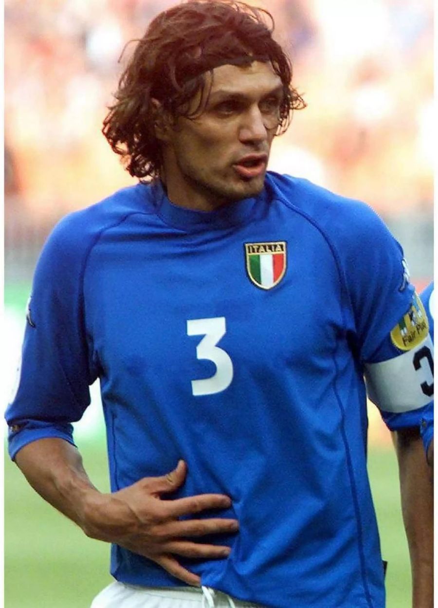 Italien-Legende Paolo Maldini schafft es in die Innenverteidigung.