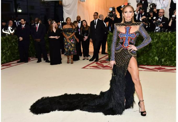 Schauspielerin Jennifer Lopez (48) liess gleich ihren ganzen Körper versichern: Man munkelt über einen Gesamtwert von 425 Millionen Franken. Allein die Beine sollen 435 Millionen Franken wert sein.