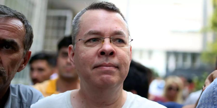 Andrew Craig Brunson, Pastor aus den USA, wird zu seinem Haus eskortiert.