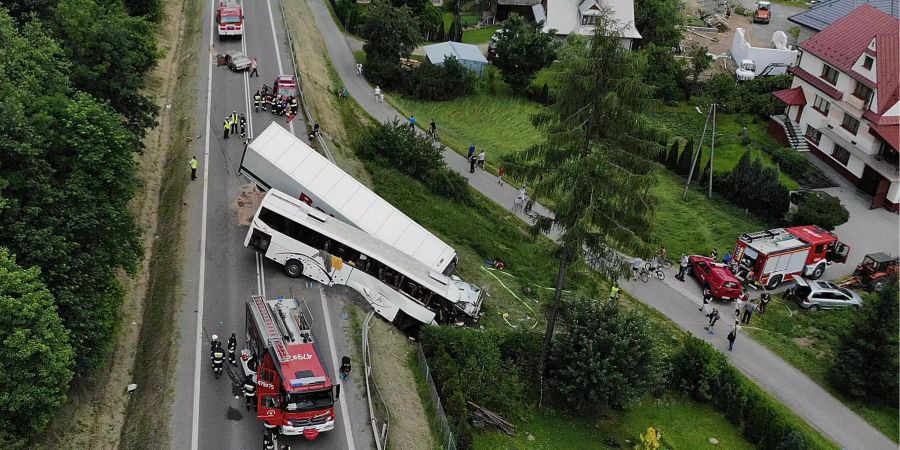 Nach der Frontalkolision sind Bus und Lkw in den Graben gerutscht.