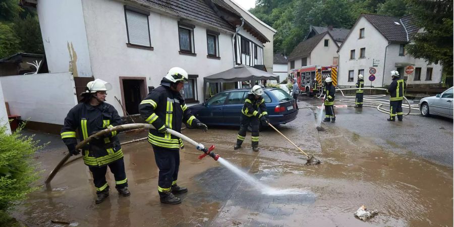 Überflutungen nach Gewittern in der Nacht von Donnerstag auf Freitag (Symbolbild).