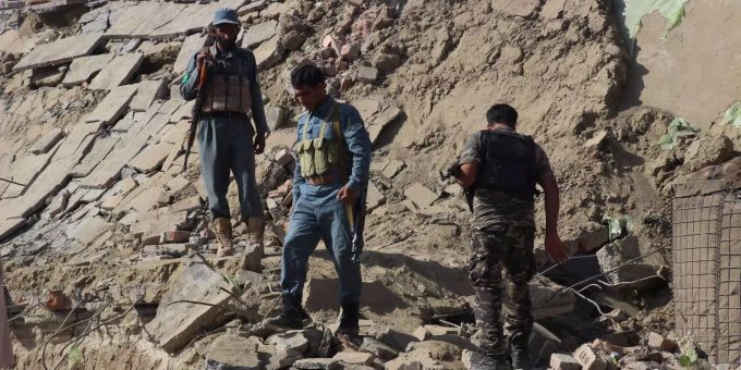Die Suche nach Überlebenden nach Selbstmordattentat in Ostafghanistan. Die Suche nach Überlebenden nach Selbstmordattentat in Ostafghanistan.