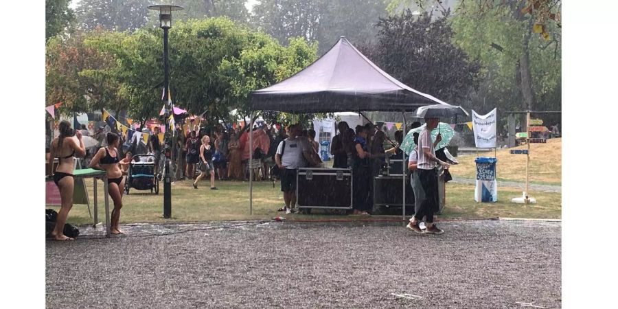 Regen? Ist mir doch egal. Viele Besucher lassen sich auf der Zürcher Bäckeranlage durch das Gewitter nicht verunsichern.