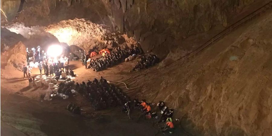 Versammlung der thailändischen Rettungskräfte in der Höhle.