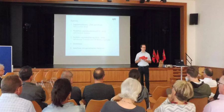 Gemeindepräsident Christian Marti begrüsst zur Bevölkerungs-Werkstatt - Community