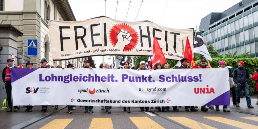 In St. Gallen ist das Thema Lohngleichheit kaum aktuell, anders sieht es in Zürich aus. Bei einer Demonstration am 1. Mai wurde auf den Strassen Lohngleichheit für Mann und Frau gefordert.