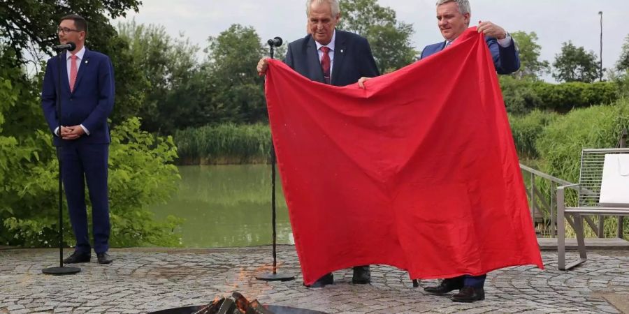 Milos Zeman verbrennt in der Prager Burg eine riesige rote Unterhose.