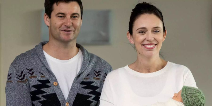 Jacinda Ardern, Premierministerin Neuseelands, und Clarke Gayford zeigen ihr gemeinsames Kind.