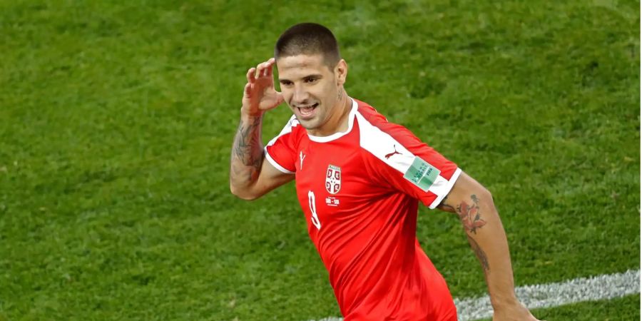 Aleksandar Mitrovic bejubelt einen Treffer für Serbien.