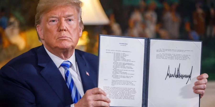 Donald Trump, Präsident der USA, zeigt ein unterzeichnetes Präsidentschaftsmemorandum, nachdem er eine Erklärung zum Ausstieg aus dem Atomdeal mit dem Iran abgegeben hat.