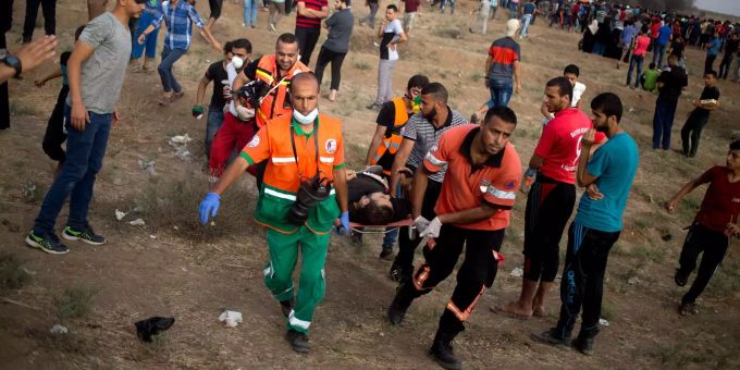 Sanitäter tragen einen Mann aus dem Gazastreifen, der bei Protesten an der Grenze zu Israel verletzt wurde. Sanitäter tragen einen Mann aus dem Gazastreifen, der bei Protesten an der Grenze zu Israel verletzt wurde.