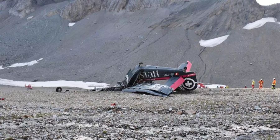 Dieses von der Kantonspolizei Graubünden zur Verfügung gestellte Foto zeigt die Absturzstelle der JU-52, die am Samstagnachmittag aus unbekannten Gründen abgestürzt ist.