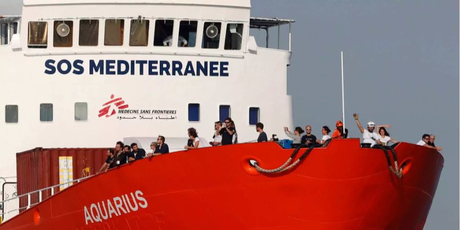 Die Besatzung des Rettungsschiffs «Aquarius» winkt bei der Ankunft im Hafen von Marseille (FR) den Wartenden zu.