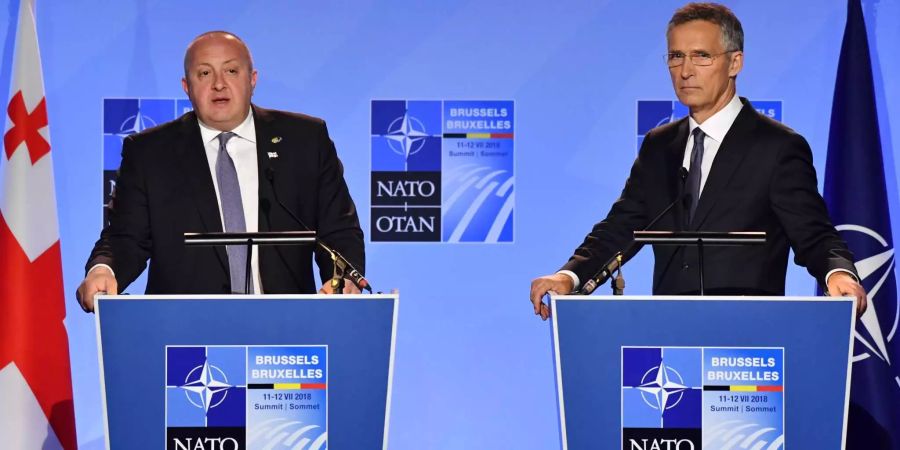 Der georgische Präsident Giorgi Margwelaschwili (l.) und der Nato-Generalsekretär Jens Stoltenberg (r.) bei einer Pressekonferenz des Nato-Gipfels.