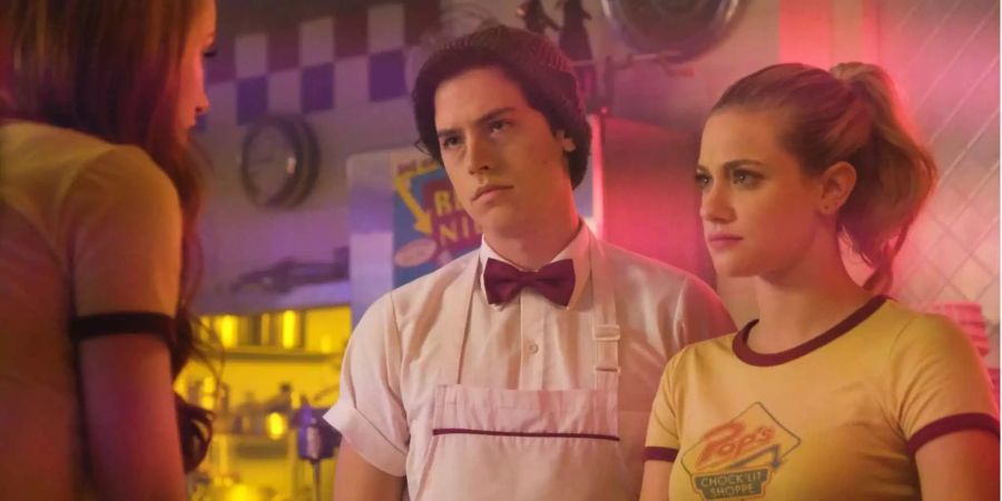 Riverdale spielt in der Gegenwart, lässt mit Neonlicht, Rollschuhen und feschem Diner die Sixties genauso wenig ruhen, wie die Toten.