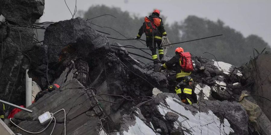 Rettungskräfte bei der eingestürzten Brücke in Genua (IT).