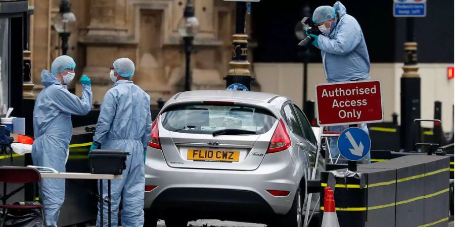 Das Auto des mutmasslichen Anschlags in London wird forensisch untersucht.