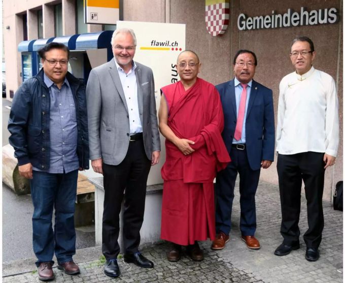 Nach dem Treffen zum Fototermin versammelt (von links): Chokchampa Phuntsok, Vizepräsident der tibetischen Gemeinschaft in der Schweiz, Elmar Metzger, Gemeindepräsident, Karma Gelek Yuthok, Minister für Religion und Kultur der tibetischen Exilregierung in Indien, Ngodup Dorjee, Repräsentant des Dalai Lama für Zentral- und Osteuropa, Tsamda Norbu, Präsident der tibetischen Gemeinschaft in der Schweiz. Nach dem Treffen zum Fototermin versammelt (von links): Chokchampa Phuntsok, Vizepräsident der tibetischen Gemeinschaft in der Schweiz, Elmar Metzger, Gemeindepräsident, Karma Gelek Yuthok, Minister für Religion und Kultur der tibetischen Exilregierung in Indien, Ngodup Dorjee, Repräsentant des Dalai Lama für Zentral- und Osteuropa, Tsamda Norbu, Präsident der tibetischen Gemeinschaft in der Schweiz.