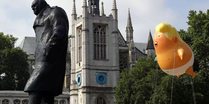 Das Trump-Baby fliegt über den Londoner Parliament Square. Das Trump-Baby fliegt über den Londoner Parliament Square.