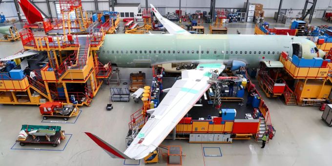 Airbus will mit einem zusätzlichen Tank im Rumpf die Reichweite seiner Flieger erhöhen. airbus