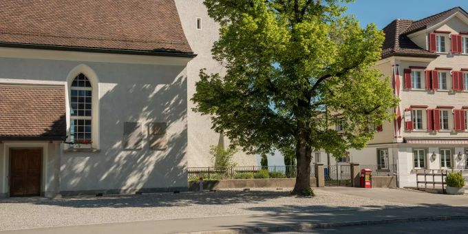 Der Kirchvorplatz im Dorfzentrum in der Gemeinde Wolfhalden (AR). Der Kirchvorplatz im Dorfzentrum in der Gemeinde Wolfhalden (AR).