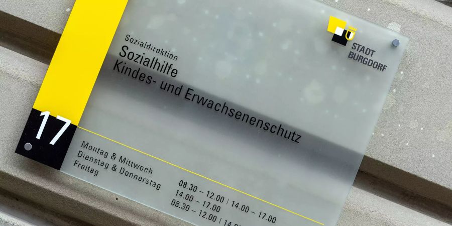 Schild der Sozialdirektion der Stadt Burgdorf am Kirchbühl 17 in Burgdorf.