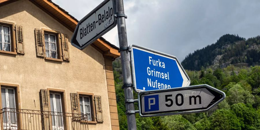 Wegweiser Blatten-Beralp, Furka, Grimsel, Nufenen und Parkplatz in Naters.