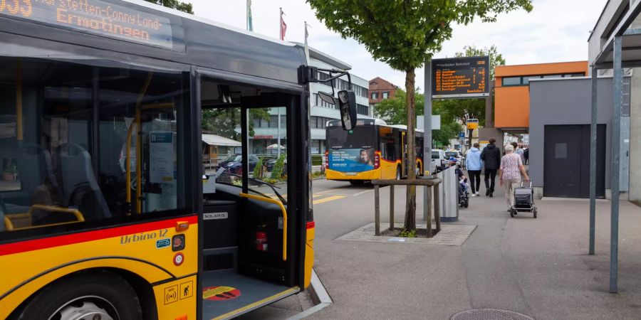 Der Bahnhof mit der Busstation Weinfelden.