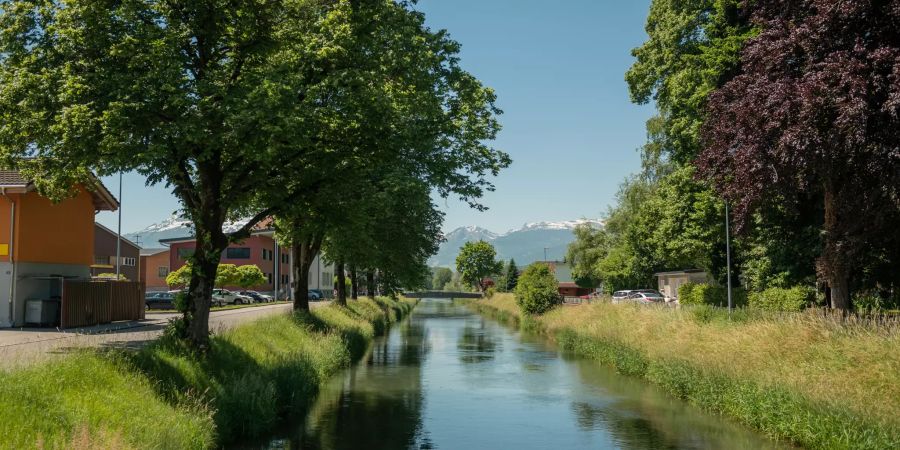 Die Kanalstrasse mit Kanal in der Gemeinde Rüthi (SG).