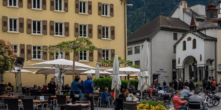 Der Sebastiansplatz in Brig. Rechts die Sebastianskapelle.