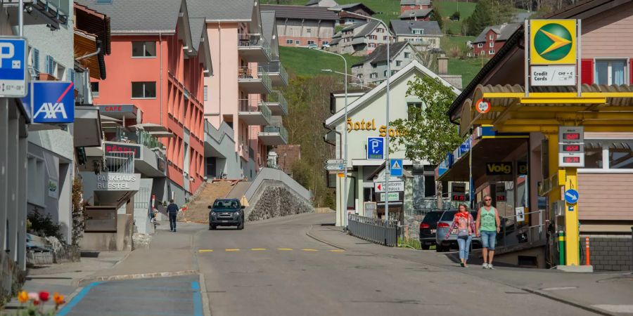 Dorfstrasse beim Gemeindehaus in Amden im Kanton St. Gallen.