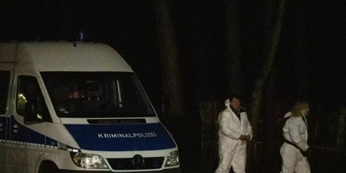 Kriminalbeamte an einem Tatort bei Berlin Kriminalbeamte an einem Tatort bei Berlin